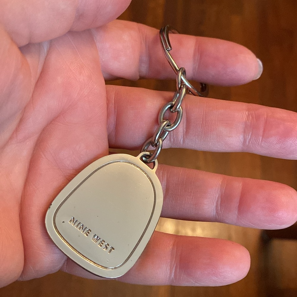 Nine West charm for bag or Keychain silver tone metal 3,5” in good condition - Picture 5 of 6